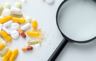 Lupe kontrolliert gelbe und weiße Pillen Kapseln und Tabletten auf Inhaltsstoffe Nebenwirkungen