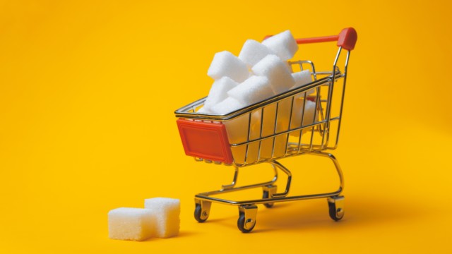 Einkaufswagen gefüllt mit Zuckerwürfeln