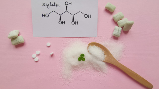 Strukturelle chemische Formel von Xylit (Xylitol), einem Zuckeraustauschstoff, dargestellt auf weißem Hintergrund mit illustrativer Darstellung der Molekülstruktur.