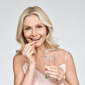 Lachende, ältere Frau mit Supplement